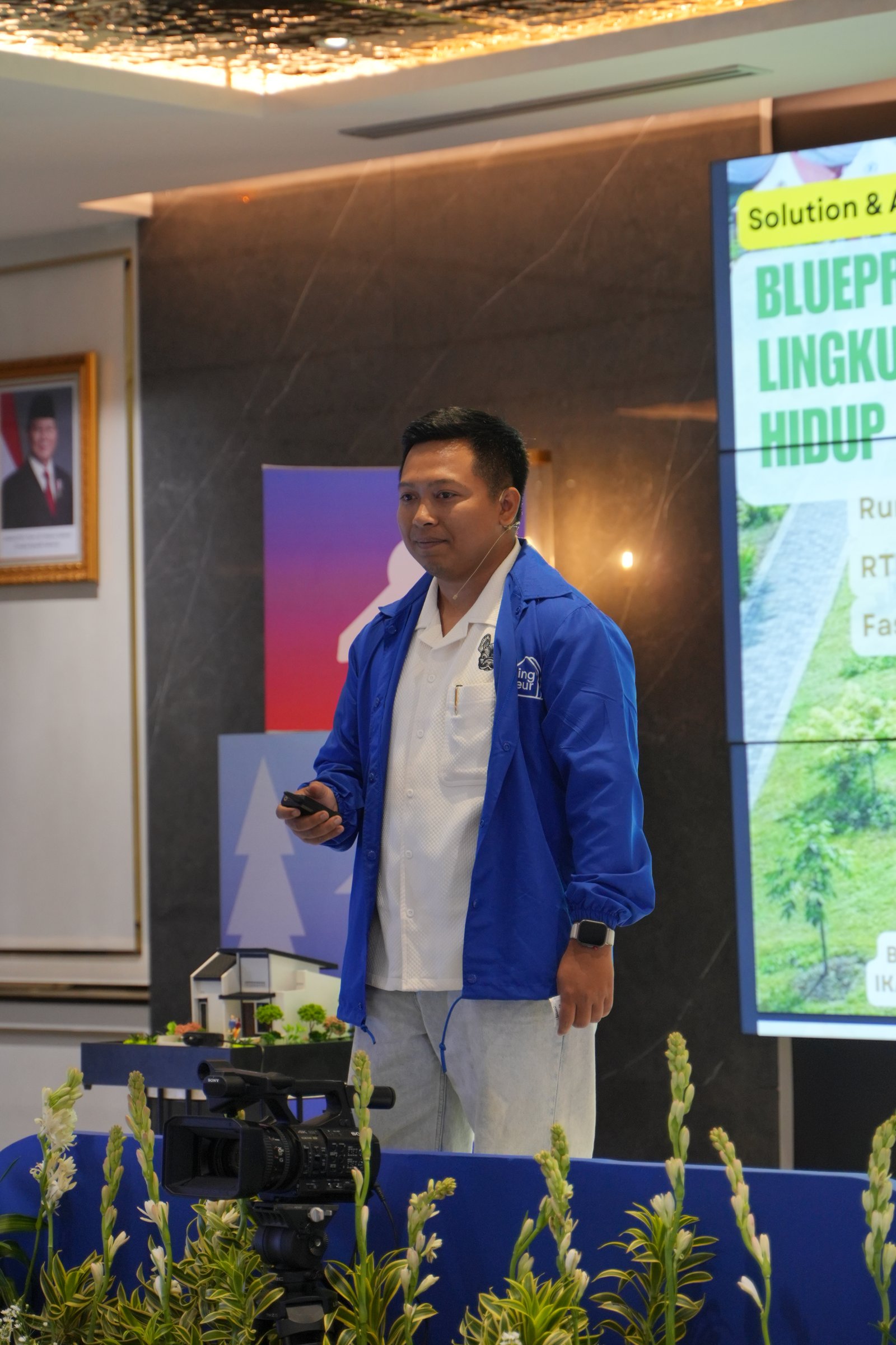 Presentasi masterplan perumahan kepada calon pembeli di lokasi proyek